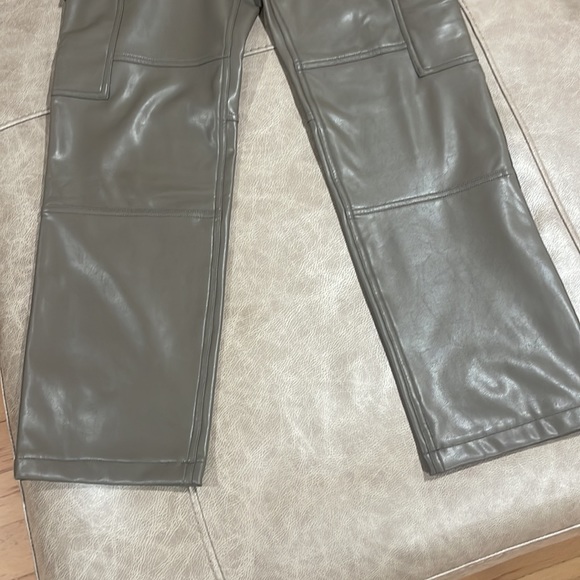 Abercrombie & Fitch Curve Love Vegan Leather Cargo 90s Relaxed Pant - Picture 6 of 8
